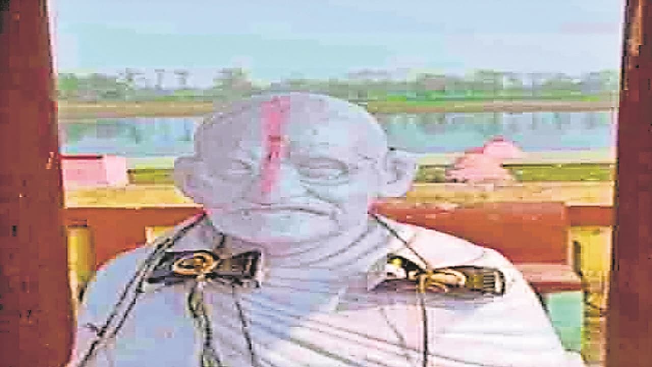 Bihar News: चंपारण में फिर एक बार गांधी का अपमान, प्रतिमा को पहना दी शराब के रैपर की माला