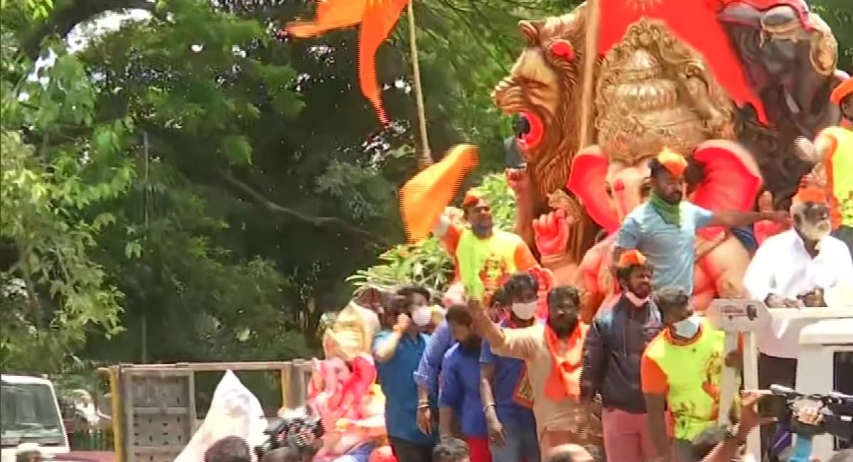 मुंबई पुलिस का आदेश- पंडाल में नहीं कर सकेंगे गणपति दर्शन, बेंगलुरु में बजरंग दल और विहिप का हंगामा