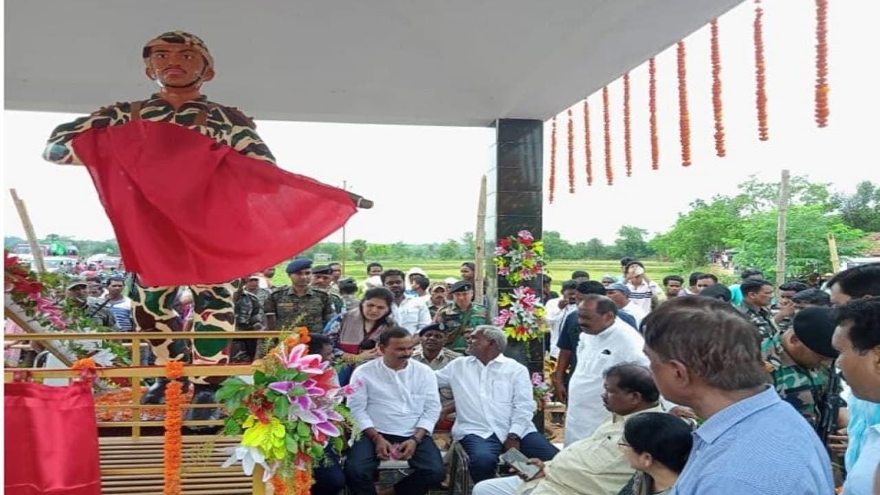 Jharkhand News: गणेश हांसदा शहादत दिवस समारोह, आदिवासी कल्याण मंत्री चंपई सोरेन ने किया मूर्ति का अनावरण