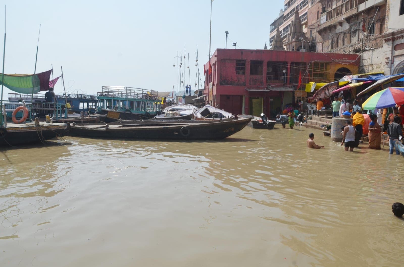Varanasi News: गंगा के जलस्तर में बढ़ोतरी जारी, रोजी-रोटी की चिंता में डूबे नाविक