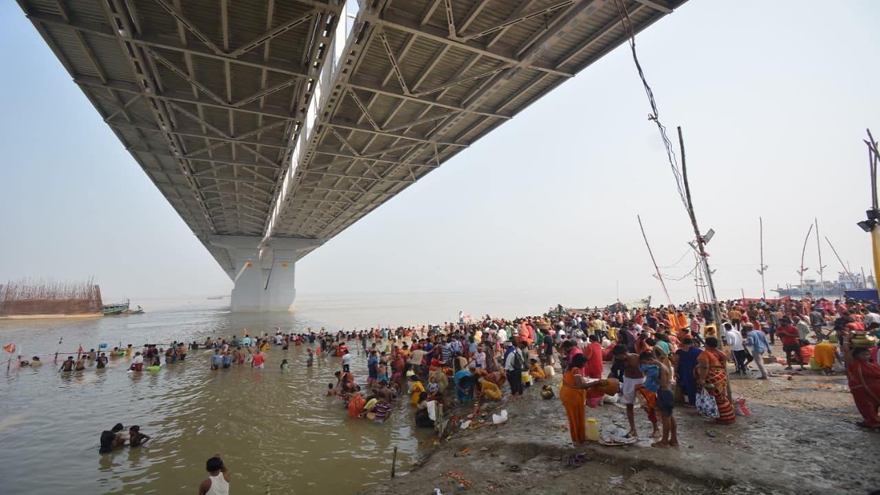 छठ घाट पर पहुंचने लगे व्रती, जानें पटना के किस घाट पर क्या है व्यवस्था सुविधा और कहां करनी है पार्किंग