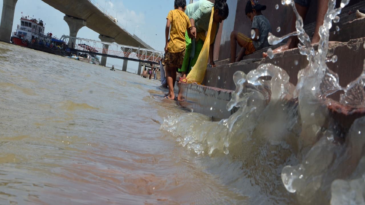 बिहार: भागलपुर में कोसी के जलस्तर में बढ़ोतरी, नदी की भेंट चढ़ा करोड़ों का कटाव निरोधी कार्य, लोगों में दहशत..