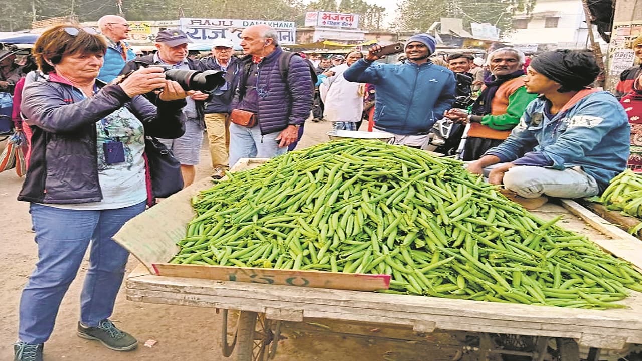 गंगा विलास क्रूज: मुंगेर हाट में हरी साग-सब्जी देखकर चौंक गए विदेशी सैलानी, अपने देश के बारे में ये कहा...