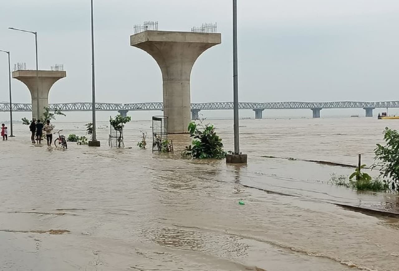 Ganga River Water Level : पटना में गंगा पथ पर चढ़ा गंगा नदी का पानी, जलजमाव से आवागमन में हो रहे परेशानी