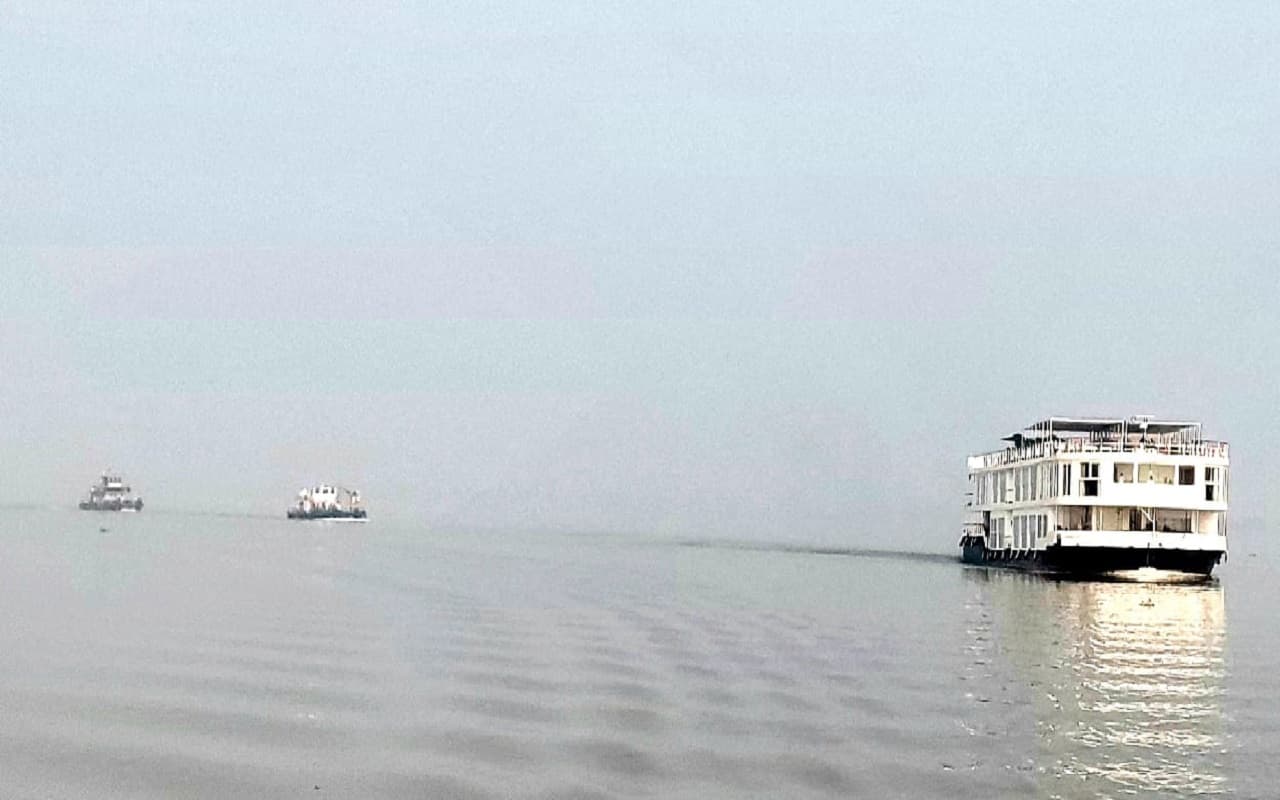 Ganga Vilas Cruise: रातभर 3 मरीन जहाज गंगा में करते रहे निगरानी, सुबह फरक्का बराज का लॉक गेट ऐसे किया पार