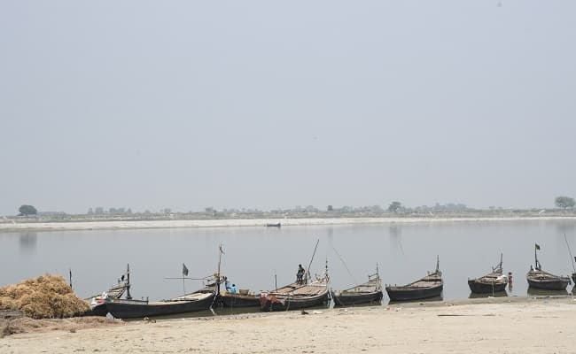 Lockdown Bihar Latest News : गंगा नदी में नाव डूबी, एक महिला की मौत, तीन लापता