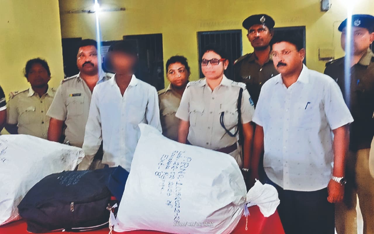 Odisha News: राउरकेला आरपीएफ को मिली बड़ी कामयाबी, स्टेशन से 36.36 किलो गांजा किया बरामद, एक गिरफ्तार Odisha News: राउरकेला आरपीएफ को मिली बड़ी कामयाबी, स्टेशन से 36.36 किलो गांजा किया बरामद, एक गिरफ्तार
