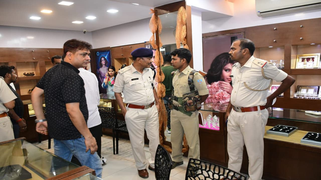 Jharkhand Crime News: बोकारो के एक जेवर दुकान में लूट, फायरिंग कर अपराधी हुए फरार,CCTV में कैद हुई वारदात