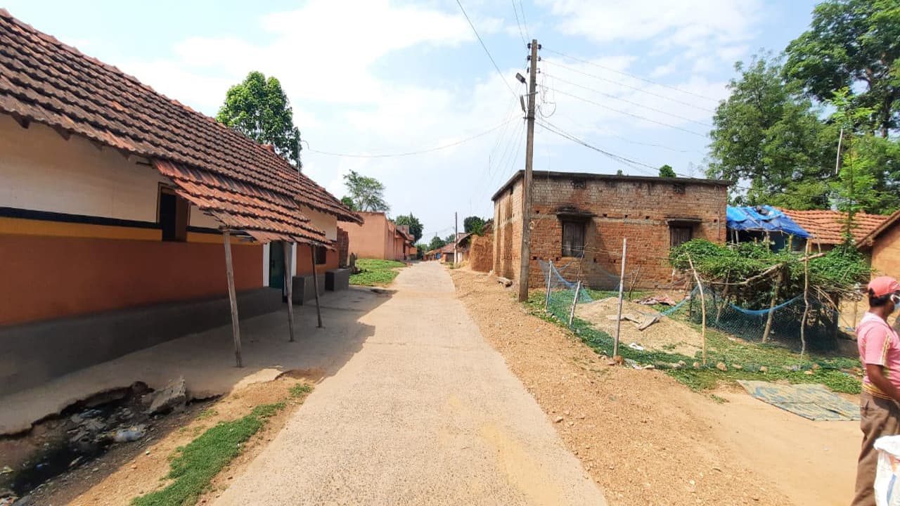 जमशेदपुर के हलुदबनी गांव में ग्रामीणों के स्वास्थ्य की हो रही अनदेखी, ना हो रही कोरोना जांच, ना लग रहा वैक्सीन