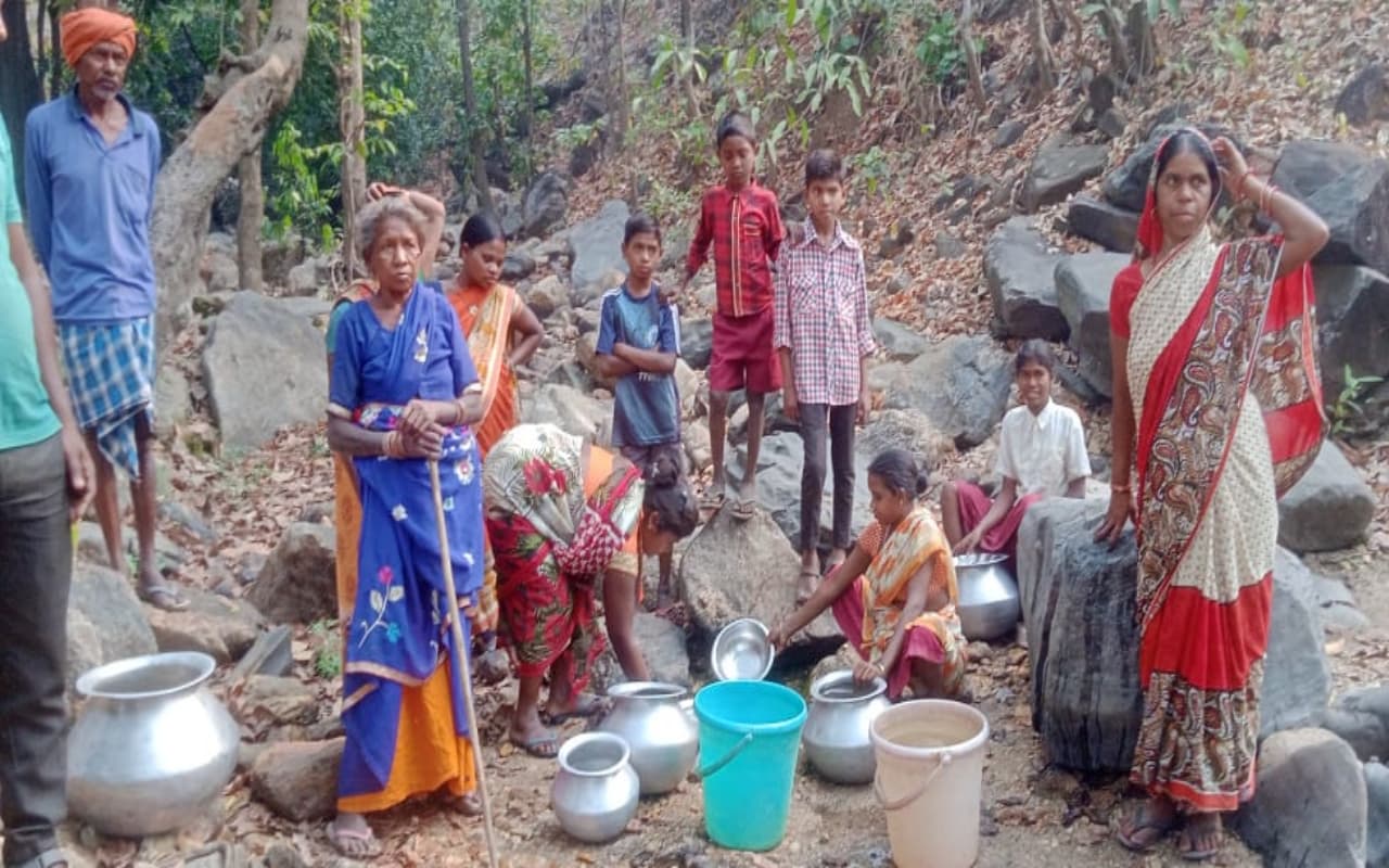झारखंड के नक्सल प्रभावित गांव में बुनियादी सुविधा का है अभाव, आज भी पानी के लिए जाना पड़ता है कोसो दूर