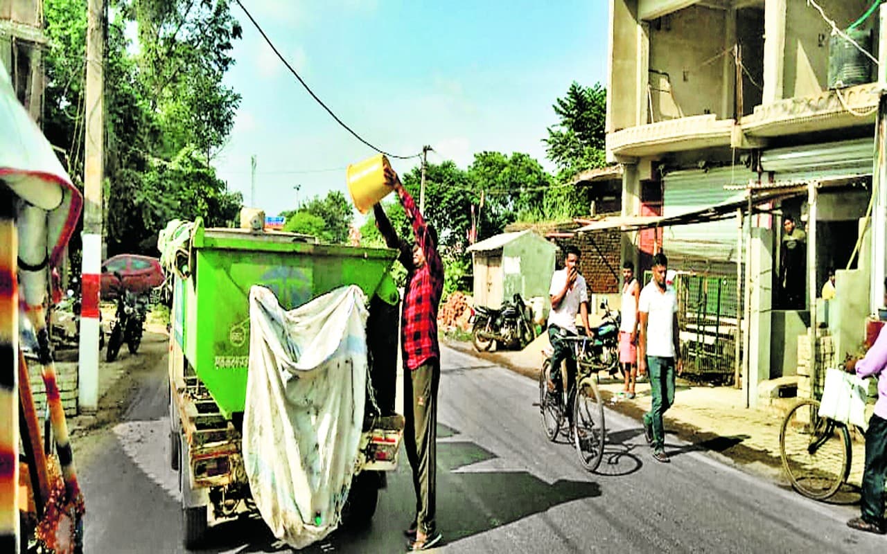 Ranchi News: रांची नगर निगम के 2300 सफाई कर्मचारी गए हड़ताल पर, जगह-जगह जमा हुआ कूड़े का अंबार