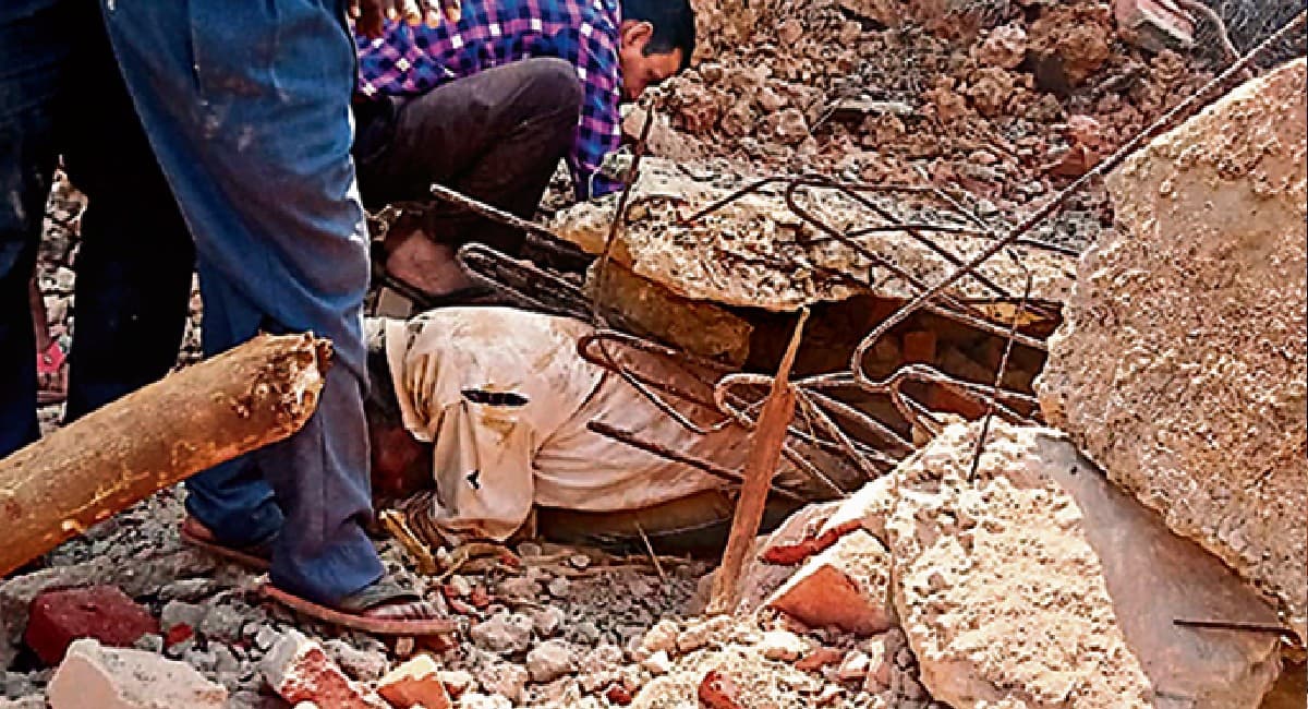 गढ़वा में बड़ा हादसा: सेल का जर्जर क्वार्टर ध्वस्त, एक बच्चे की मौत और तीन लोग घायल