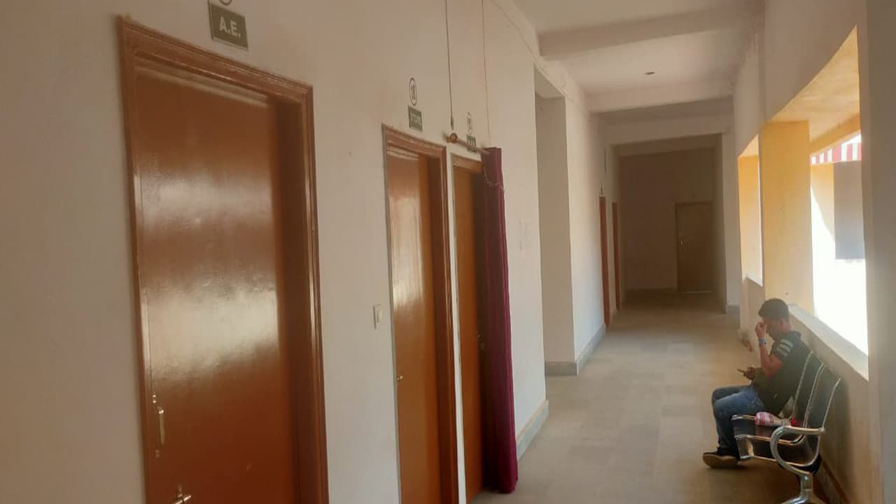 Jharkhand news: साहब से लेकर सहायक तक गढ़वा प्रखंड से हैं नदारद, ऑफिस का चक्कर लगाकर थक रहे लोग