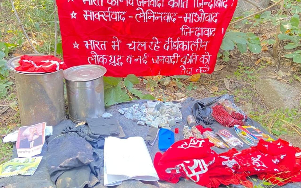 झारखंड में नक्सलियों की कमर टूटी, बूढ़ा पहाड़ पर फिर मिले विस्फोटक, नक्सली साहित्य और कंडोम