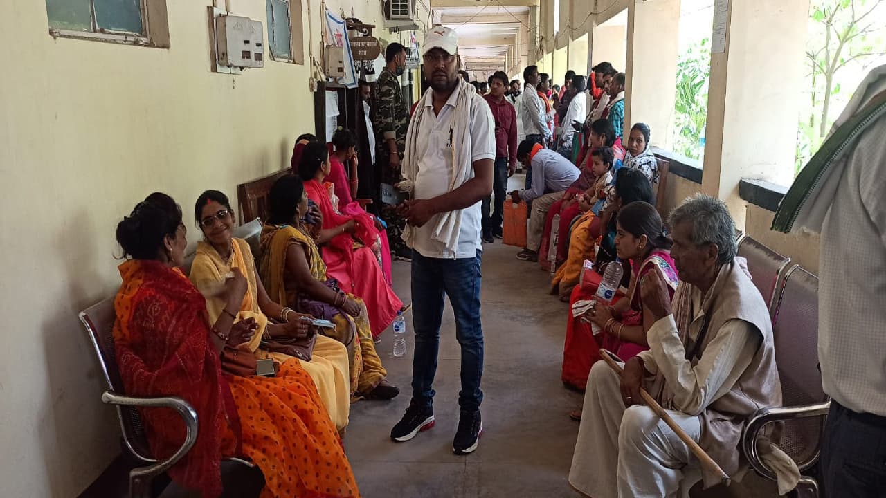 गांव की सरकार : गढ़वा में चौथे चरण के नॉमिनेशन के लिए प्रत्याशियों की उमड़ी भीड़, 6 मई तक करें नामांकन