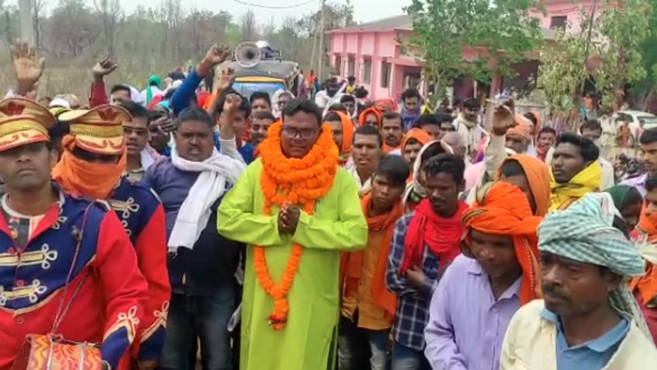 गांव की सरकार : चुनावी रंग में रंगने लगा गढ़वा, गाजे-बाजे के साथ नॉमिनेशन करने पहुंच रहे प्रत्याशी