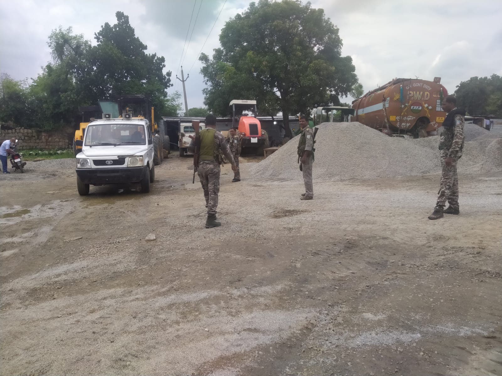 अपराधियों के तांडव के बाद गढ़वा में धुरकी-बिलासपुर सड़क निर्माण का कार्य बंद, कर्मियों में दहशत, पुलिस तैनात
