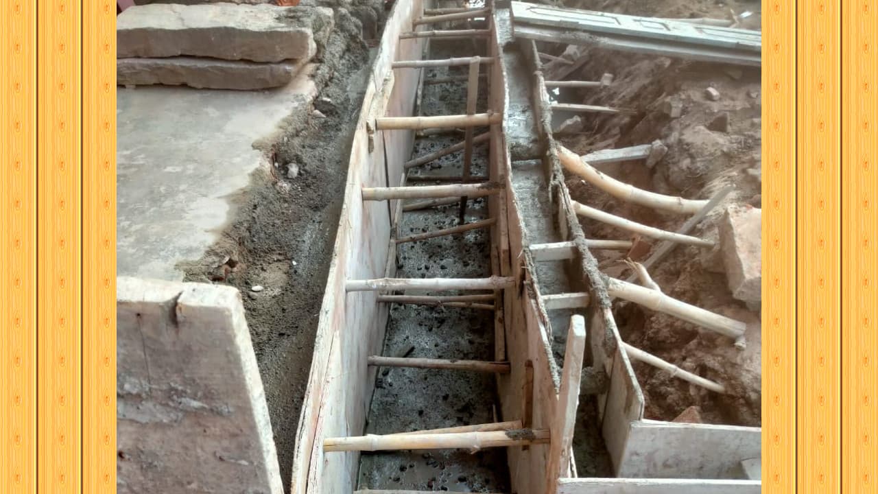 नाली निर्माण से पहले बनी सड़क, अब नाली के लिये तोड़े जा रहे पेवर ब्लॉक, गढ़वा में राशि की हो रही बर्बादी