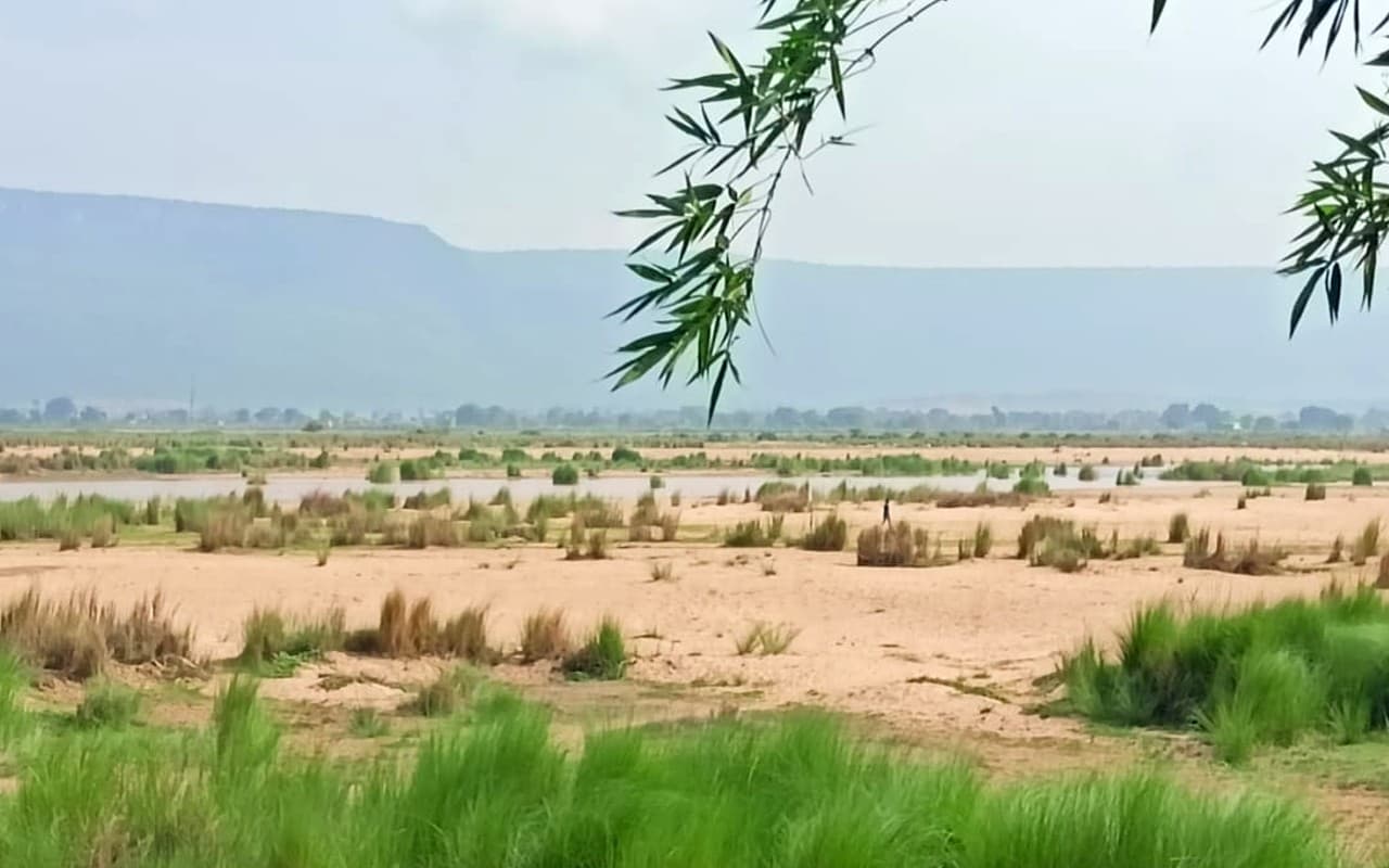 Garhwa News: सोन नद, पंडा नदी में उड़ रही रेत, वरदान बना केतार का अमराहीदह जलकुंड