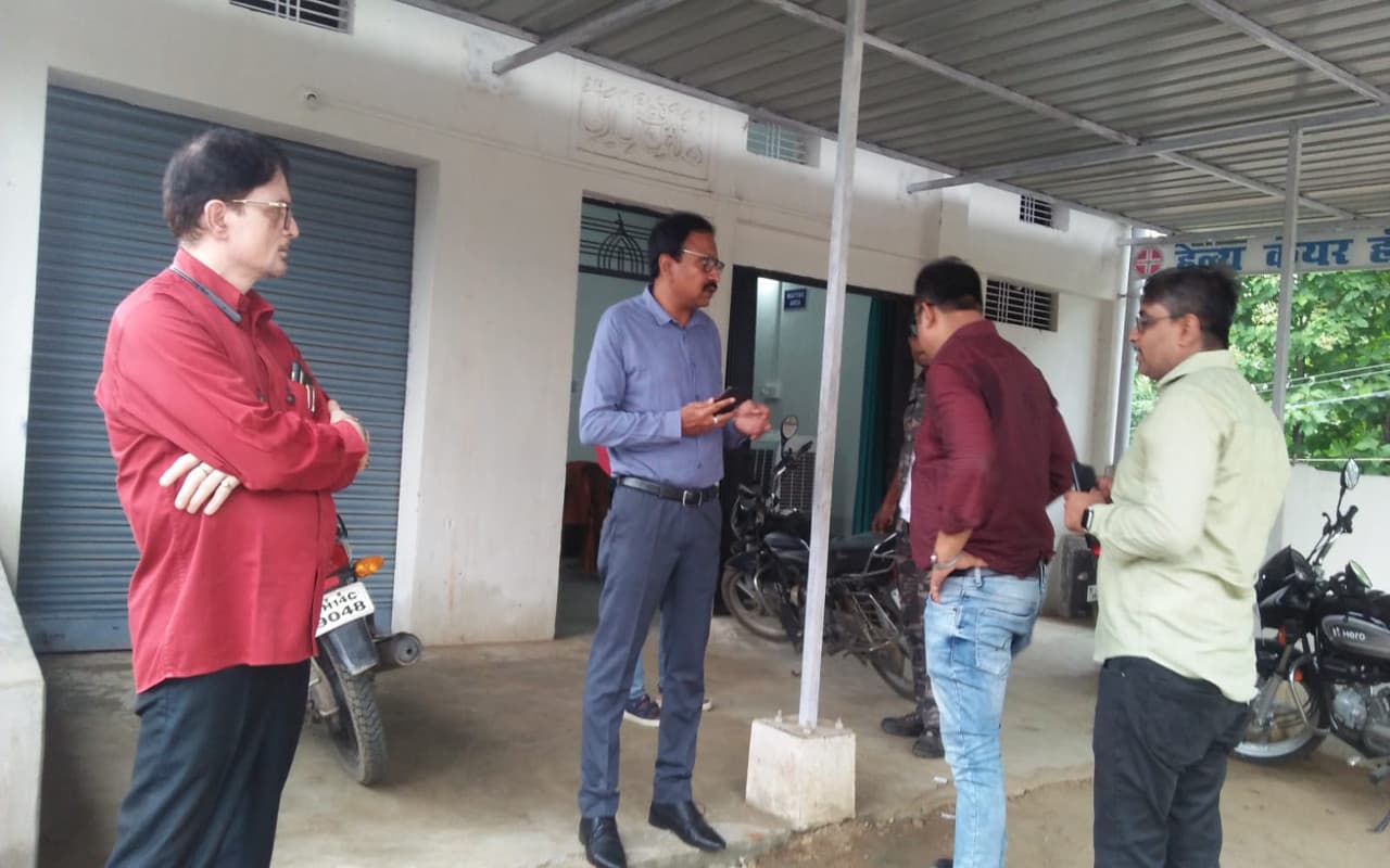 गढ़वा के लाइफ केयर हास्पिटल के तहखाने में कैद मिली प्रसूता, अधिकारियों ने छापामारी कर निकाला सकुशल