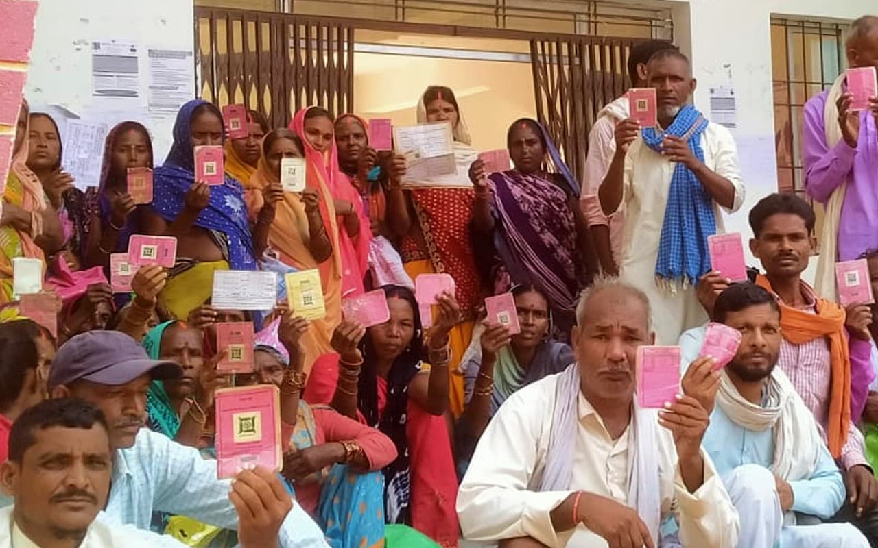 Garhwa News: राशन नहीं मिला, तो 100 से ज्यादा लोगों ने बीडीओ कार्यालय पर किया हंगामा