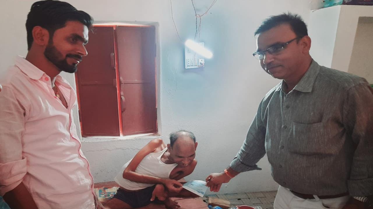 गढ़वा डीसी के निर्देश पर लापरवाह कंप्यूटर ऑपरेटर से वसूली गयी राशि, जनता दरबार में मिली थी शिकायत