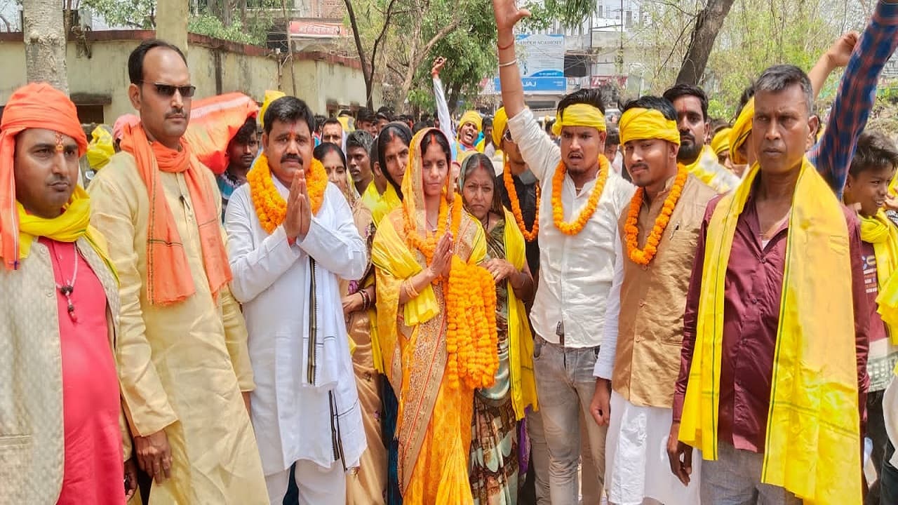 झारखंड पंचायत चुनाव : विधानसभा प्रत्याशी से लेकर प्रमुख तक बनना चाहते हैं मुखिया, ये है वजह झारखंड पंचायत चुनाव : विधानसभा प्रत्याशी से लेकर प्रमुख तक बनना चाहते हैं मुखिया, ये है वजह