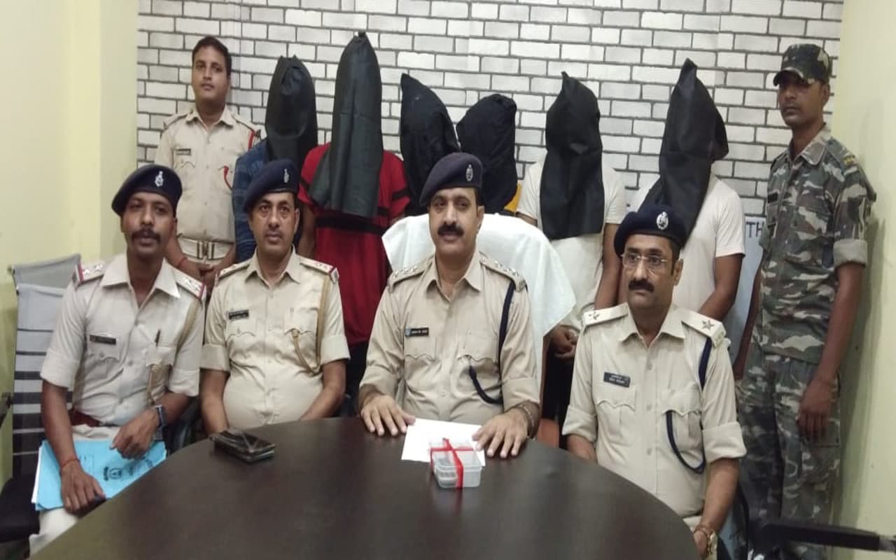Jharkhand Crime News: गढ़वा के अन्नराज घाटी के पास लूटकांड का पुलिस ने किया खुलासा, 6 आरोपी गिरफ्तार