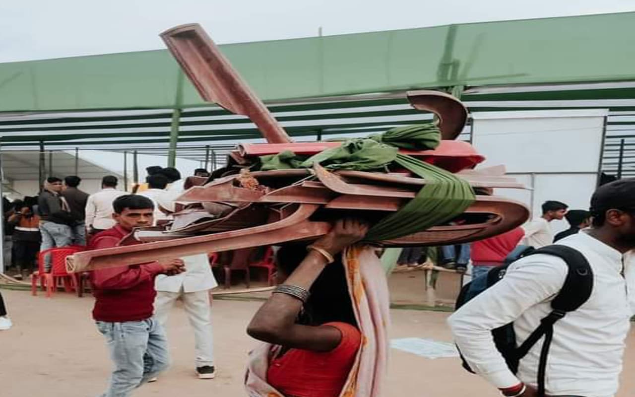 अक्षरा सिंह के देर से आने से गढ़वा में लोगों का फूटा गुस्सा, जमकर हुई तोड़फोड़, पुलिस ने किया लाठीचार्ज