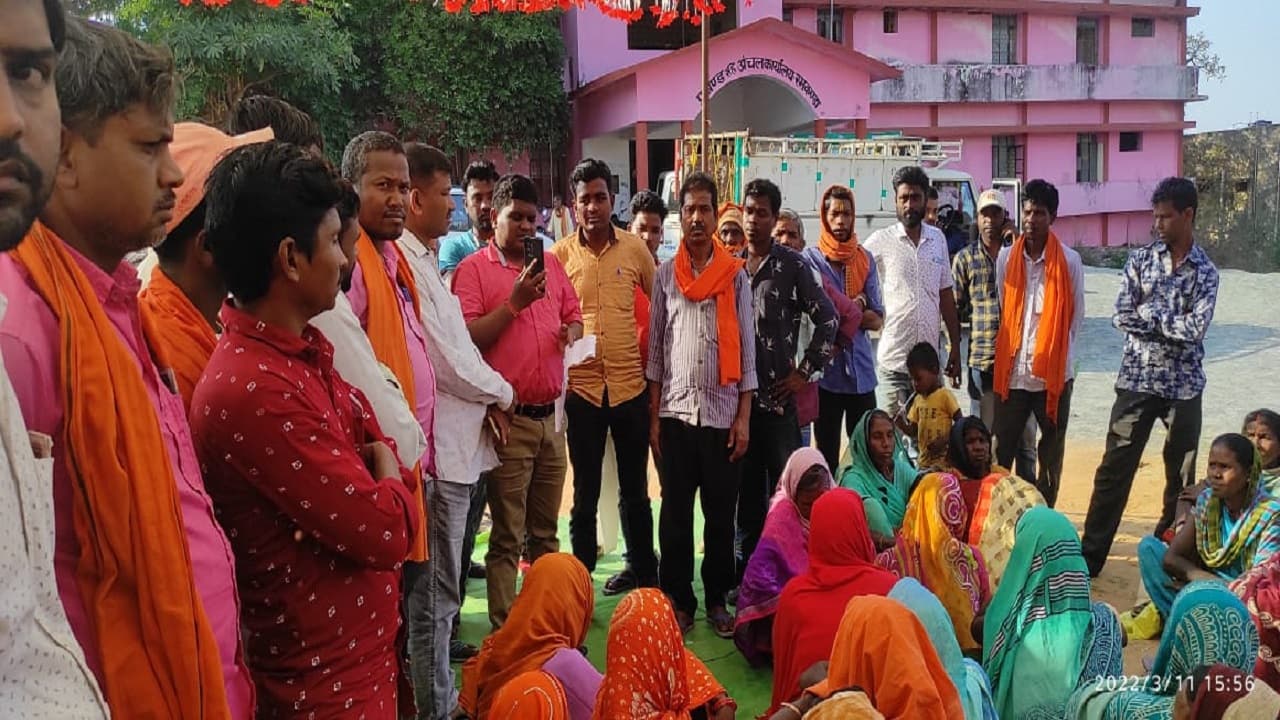 Jharkhand News: राशन डीलर की मनमानी से नाराज लाभुकों ने ब्लॉक ऑफिस घेरा, कार्रवाई की मांग पर मिला आश्वासन