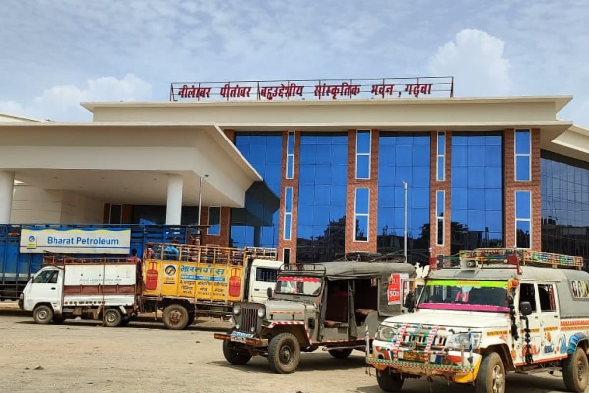 झारखंड: गढ़वा नगर परिषद की मनमानी, सरकारी स्कूल के खेल के मैदान में ही बना दिया टाउन हॉल, बच्चे खेलेंगे कहां?