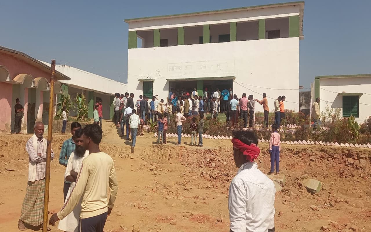 गढ़वा में छात्रा के साथ अश्लील बात करने के मामले में 2 टीचर्स होंगे बर्खास्त, DSE ने कार्रवाई का दिया निर्देश