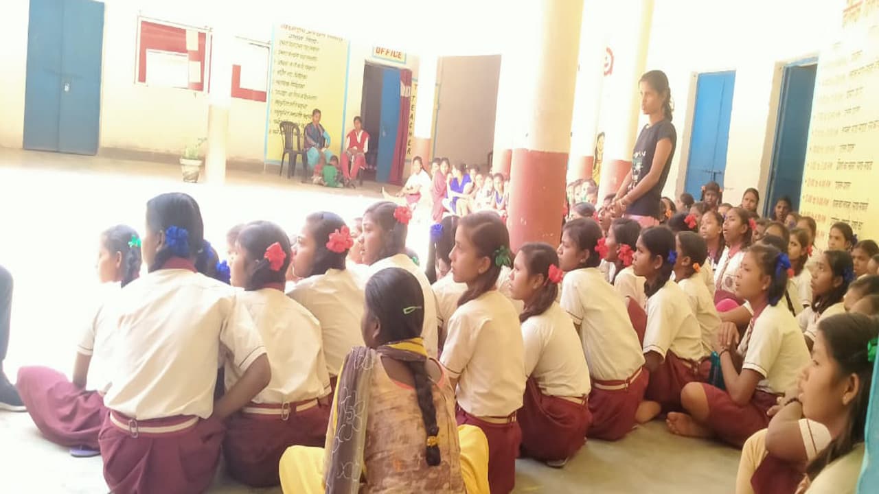 अनियमितता के खिलाफ भूख हड़ताल पर बैठी कस्तूरबा स्कूल की छात्राओं के मामले में लीपापोती कर गये अधिकारी