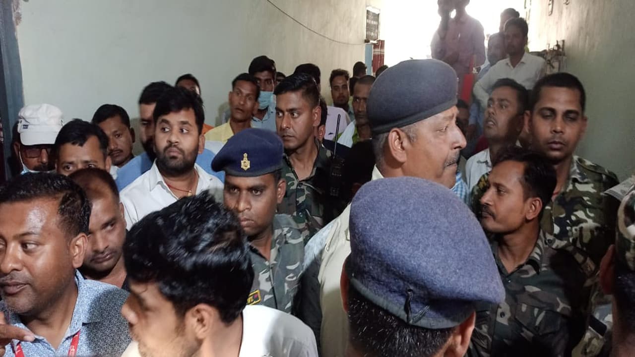 झारखंड के गढ़वा में टेंडर डालने के दौरान हंगामा, पुलिस ने संभाला मोर्चा, DDC ने की जांच