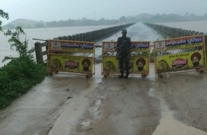 भारी बारिश से कोयल नदी में बाढ़, झारखंड के गढ़वा-पलामू को जोड़ने वाले पुल के पिलर में आयी दरार, आवागमन पर रोक