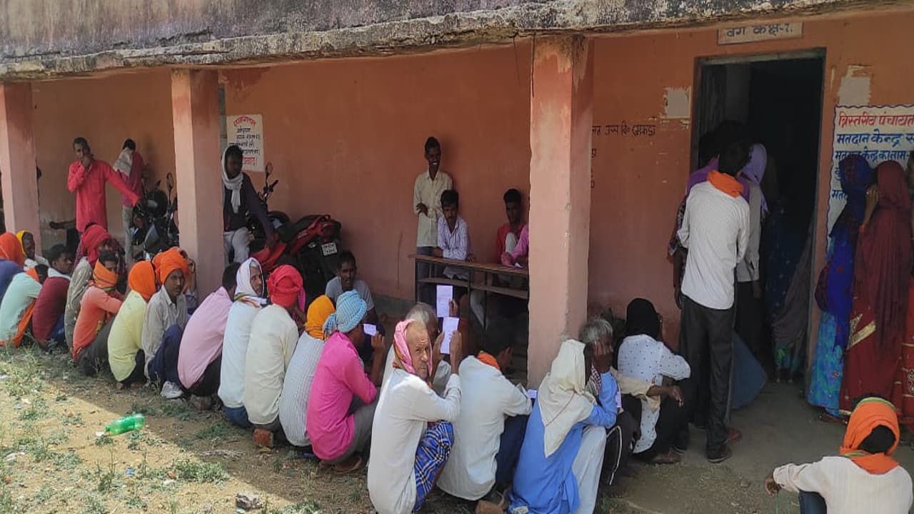गढ़वा में मतदान केंद्रों पर दो मुखिया प्रत्याशी के पति आपस में भिड़े, जिले में करीब 70 फीसदी हुई वोटिंग