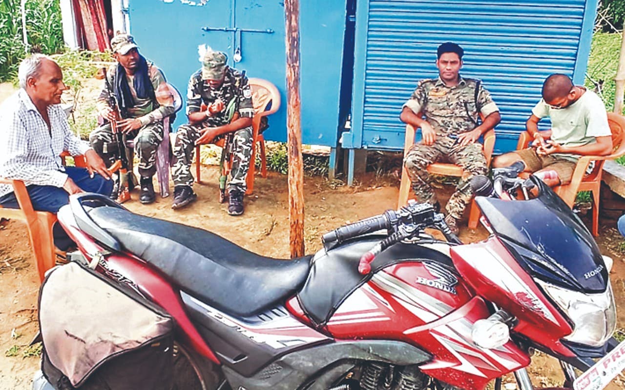 गढ़वा में युवक को जिंदा जलाने का मामला: गांव में पुलिस तैनात, भानु ने दी आंदोलन की धमकी