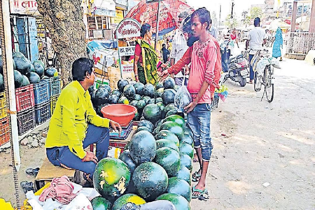 कटिहार में चिलचिलाती धूप व उमस भरी गर्मी से पूरे दिन जनता परेशान, ढूढ़ने पर भी नहीं मिल रहा पेड़ का छांव