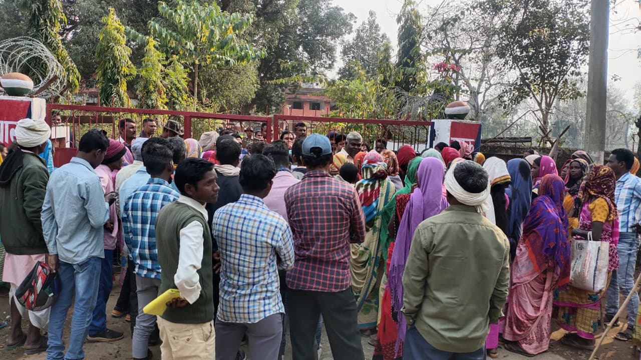 नक्सलियों का मददगार बताकर थाना में पिटाई मामले का विरोध शुरू, आक्रोशितों ने गारू थाना का किया घेराव