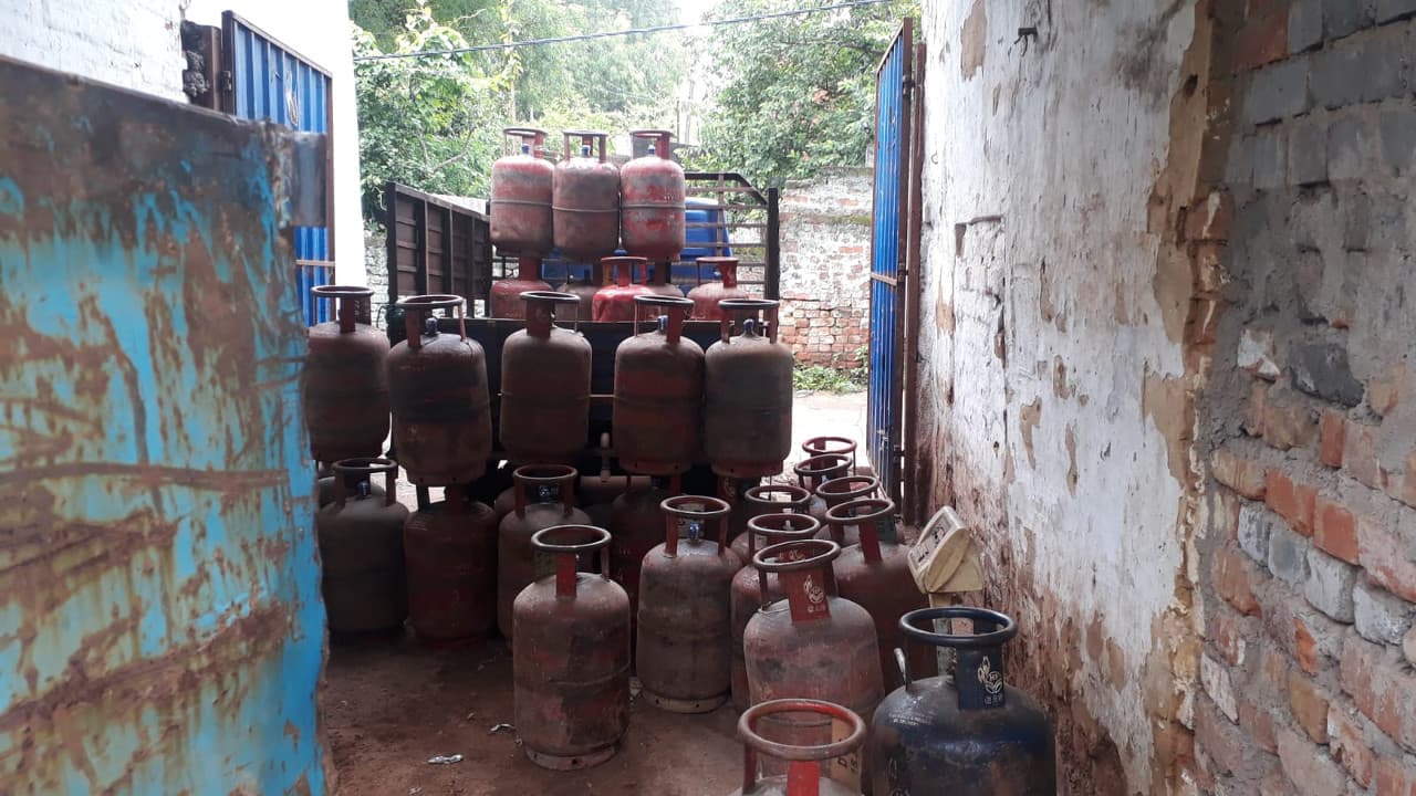 जमशेदपुर के बारीडीह में अवैध गैस रिफिलिंग कारोबार का हुआ खुलासा, 159 सिलिंडर जब्त