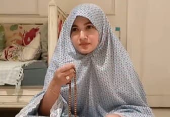 हिजाब पहनकर गौहर खान ने इफ्तार का फनी वीडियो शेयर किया, ट्रोल्स बोले शर्म करो इस्लाम का मजाक बनाया