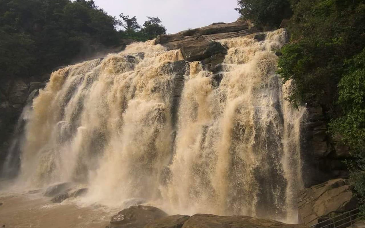 पर्यटकों को आकर्षित करता है जोन्हा फॉल, पहाड़ के बीचोबीच बना है भगवान बुद्ध का मंदिर