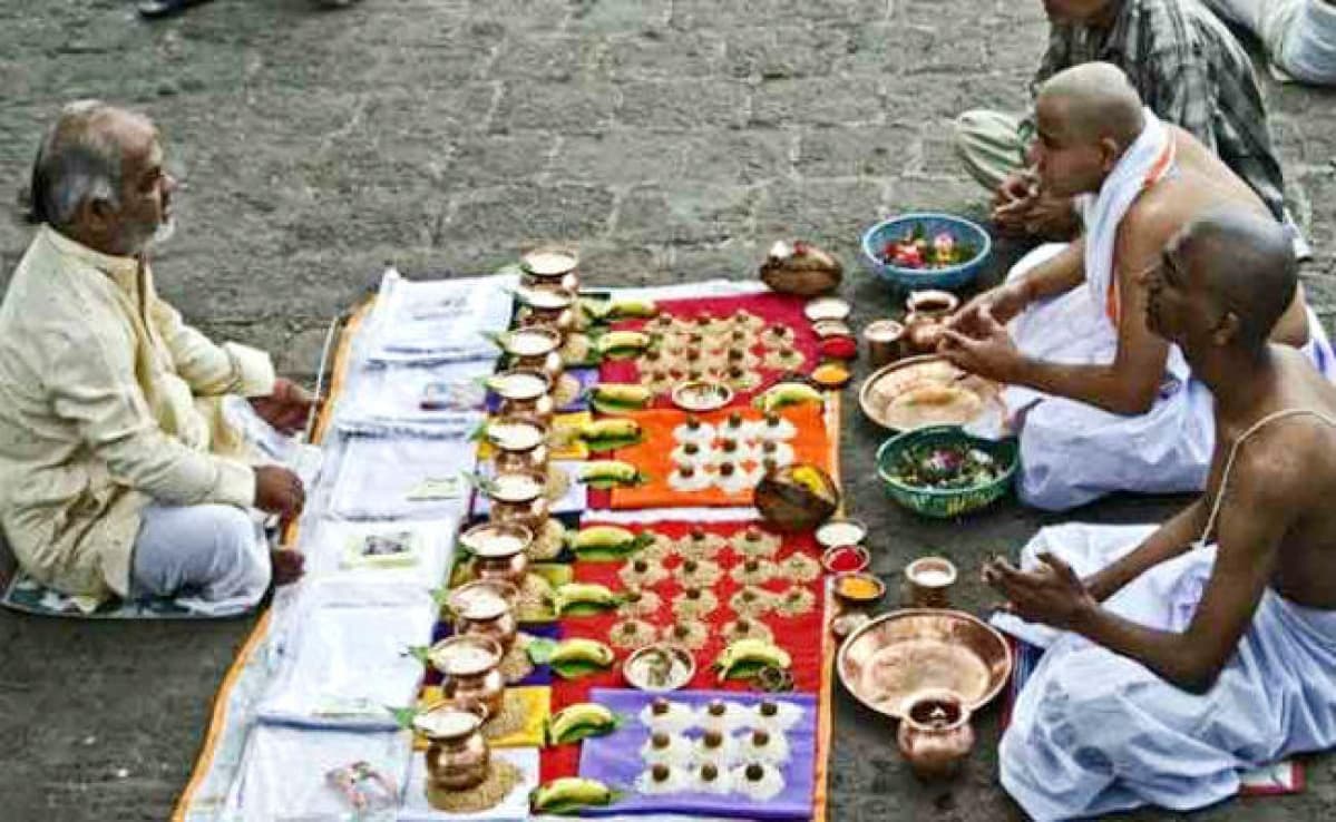 कोरोना वायरस पर आस्था भारी दर्जनों श्रद्धालुओं ने किया पिंडदान