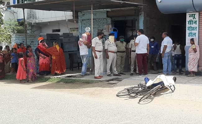 साइकिल से घर जा रहे मजदूर ने सड़क पर तोड़ा दम, भीड़ बनी रही तमाशबीन, कोरोना के भय से पुलिस ने भी एक घंटे बाद उठाया शव