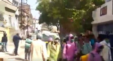 लॉकडाउन के बीच बिहार के इस गली में आये सफाईकर्मी तो लोगों ने बरसाये फूल, देखें वीडियो