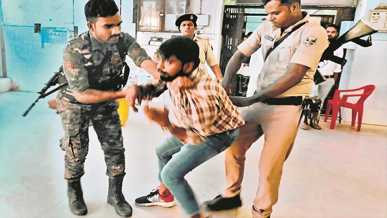 बिहार: महिला चिकित्सक का यौन शोषण करने वाले डॉक्टर को गया के अस्पताल से खींचकर ले गयी पुलिस, जानें मामला.. बिहार: महिला चिकित्सक का यौन शोषण करने वाले डॉक्टर को गया के अस्पताल से खींचकर ले गयी पुलिस, जानें मामला..