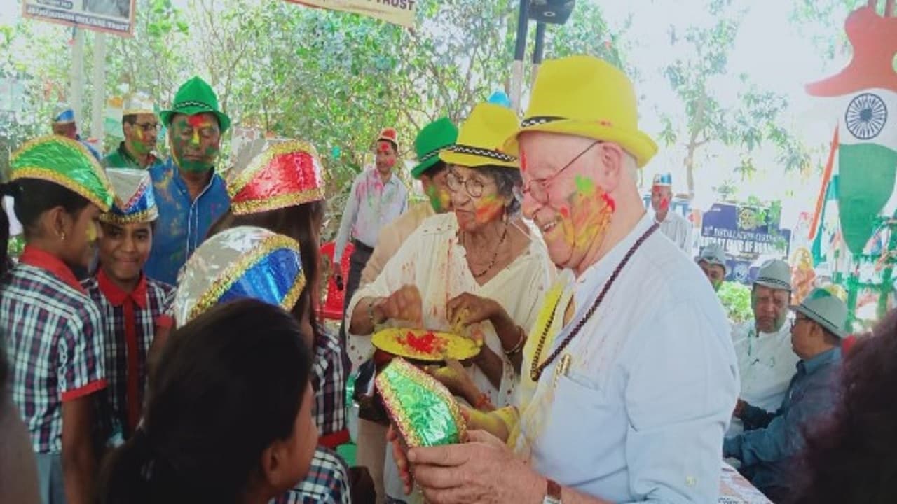 बिहार आए विदेशियों पर चढ़ा होली का खुमार, दिवाली-दशहरा मनाने से भी नहीं चूकते, रंग खेलकर बोले...