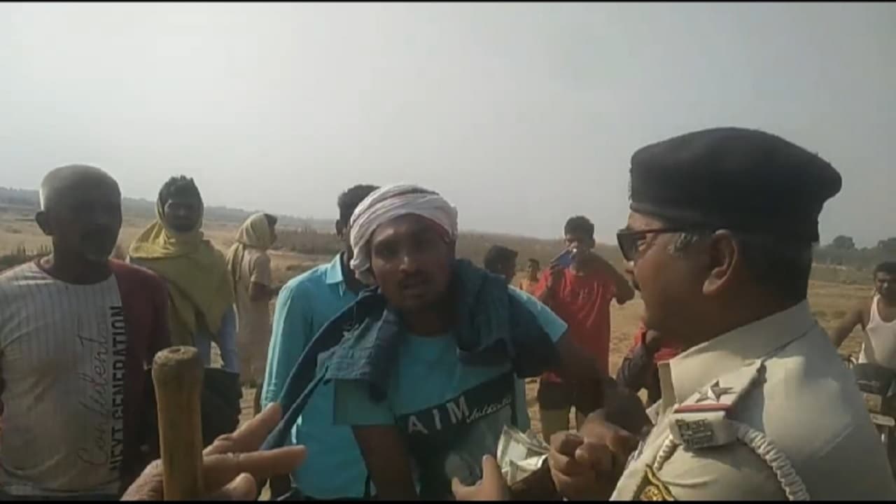 बिहार: गया में छापेमारी करने पहुंचे पुलिसकर्मियों को बालू माफियाओं ने बनाया बंधक, छुड़ा ले गये जब्त जेसीबी