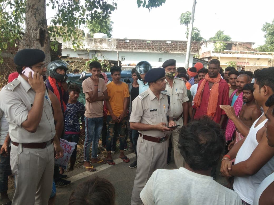 कार ने पांच लोगों को रौंदा, महिला व मासूम बच्चे की हुई मौत