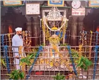 विष्णुपद मंदिर में 51 किलो की चांदी की पालकी में विराजे भगवान